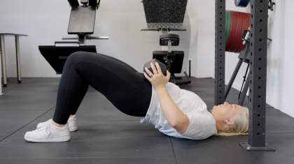 Glute bridge: Hofteløft og bækkenløft for baller