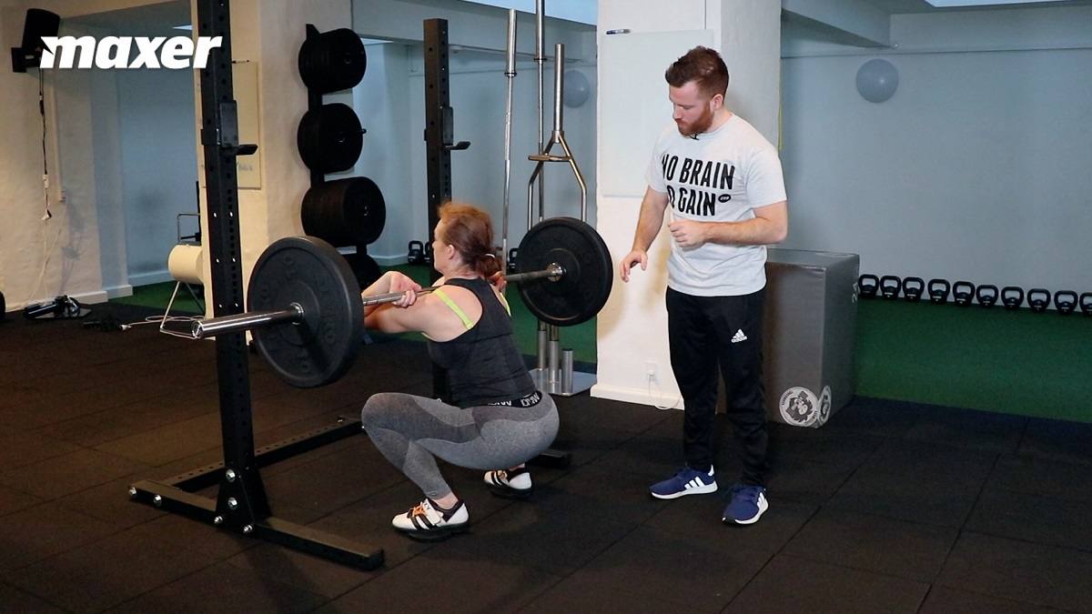 I front squat skal du være meget oprejst med overkroppen og derfor skal du presse dine knæ langt frem.